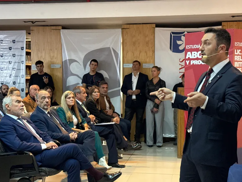 Con una sala repleta y gran expectativa, el ministro de Defensa de la Nación, Luis Petri, protagonizó este jueves una disertación en la Universidad Champagnat de Mendoza.